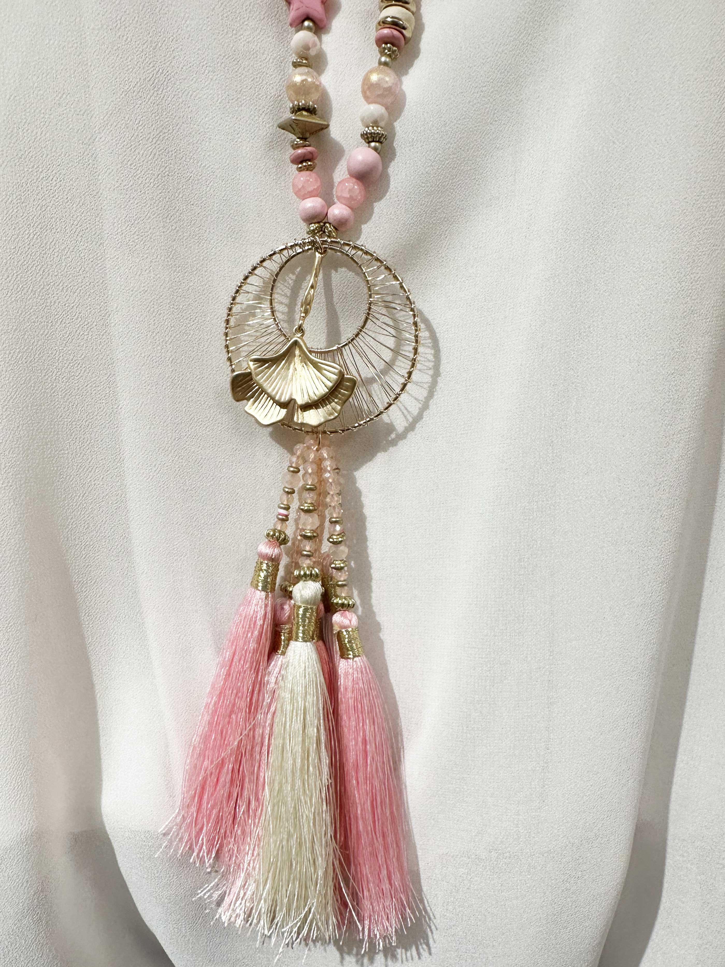 Kyra - Pärlhalsband med guldhänge och tofsar